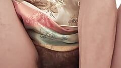 Un uomo pervertito in un cheongsam si masturba indossando mutandine da ragazza