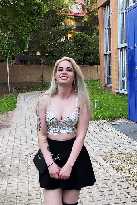 Blond studentka dostaje jej mokre dziury zerżnięte na zewnątrz po raz pierwszy, aż gorący wytrysk dostaje się na jej małe piersi