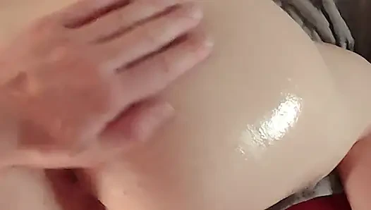 Cewek rambut cokelat pantat montok diminyaki dan dientot habis-habisan dari belakang sama kontol besar pria kulit hitam