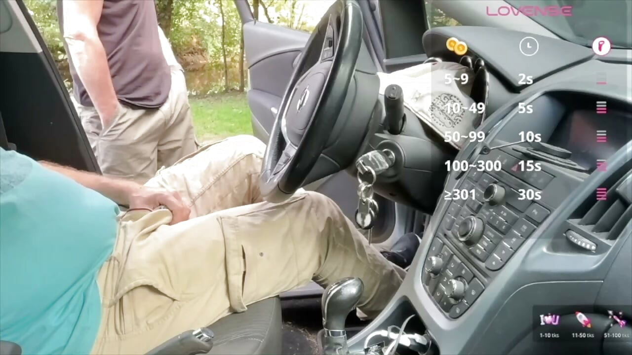 Distracție amatoare cu mașina alături de un prieten - Lovense Live
