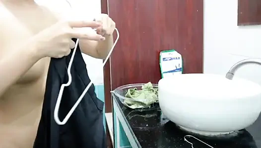 Nackte thailändische Schülerin wäscht Schuluniform Real Thai Solo