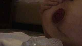 21-jähriger Twink schiebt ein Wasserbier aus und zeigt Rosenknospe