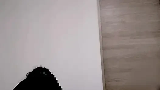 Ev tarzı video. Kovboy kız turuncu iç çamaşırlı büyük memeli bir evli kadınla oynuyor. Çiftin evde aktiviteleri. Ev yapımı amatör Per