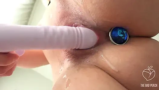 Geiles mädchen fickt sich mit rabbit-vibrator - intensiver kitzler & g-punkt-orgasmus