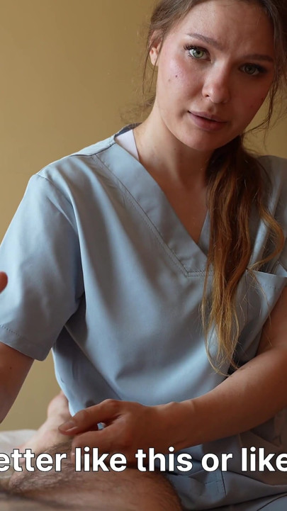O fisioterapeuta me dá uma massagem com final feliz para um bônus adicional
