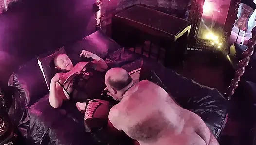 Bölüm 2:- Domina booboo'ya ibadet ikramı yapıyor.