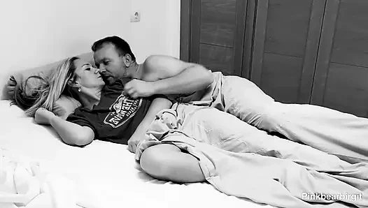 Tante seksi yang sange ini berusaha untuk nggak crot di tengah malam!