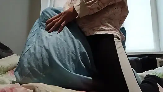 Süper sıska kız ebeveynleri onu yakalamasın diye amını yastığa ovuyor ve çabucak boşalıyor