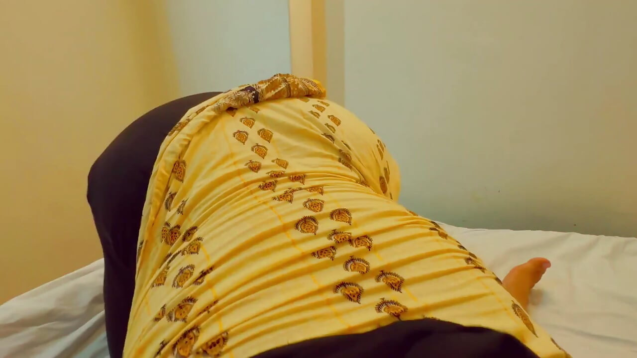 沙特熟女巨大的屁股和巨乳继母在酒店帮助继子全天性爱