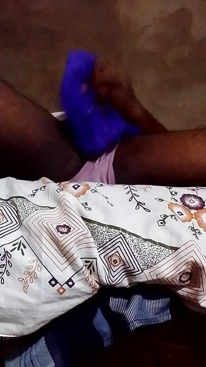 Cowok sri lanka dengan celana dalam bra