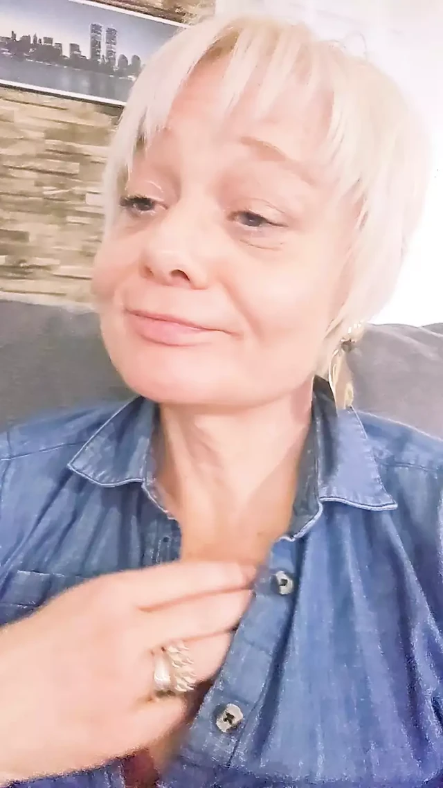 Mature MILF Plays the Little Slut with Her Fingers and Dildo