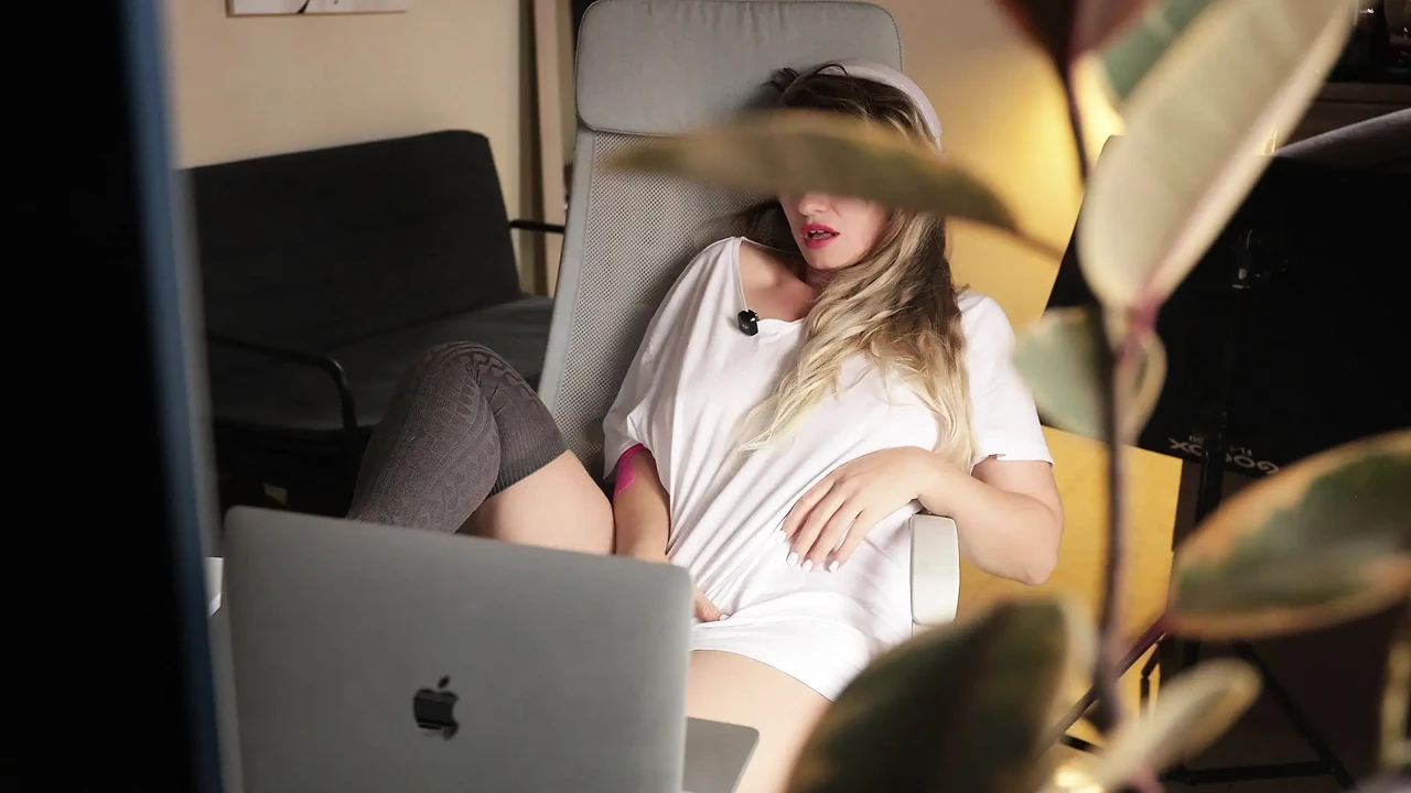 妻子在丈夫不在家时为她的订阅者绝望地自慰