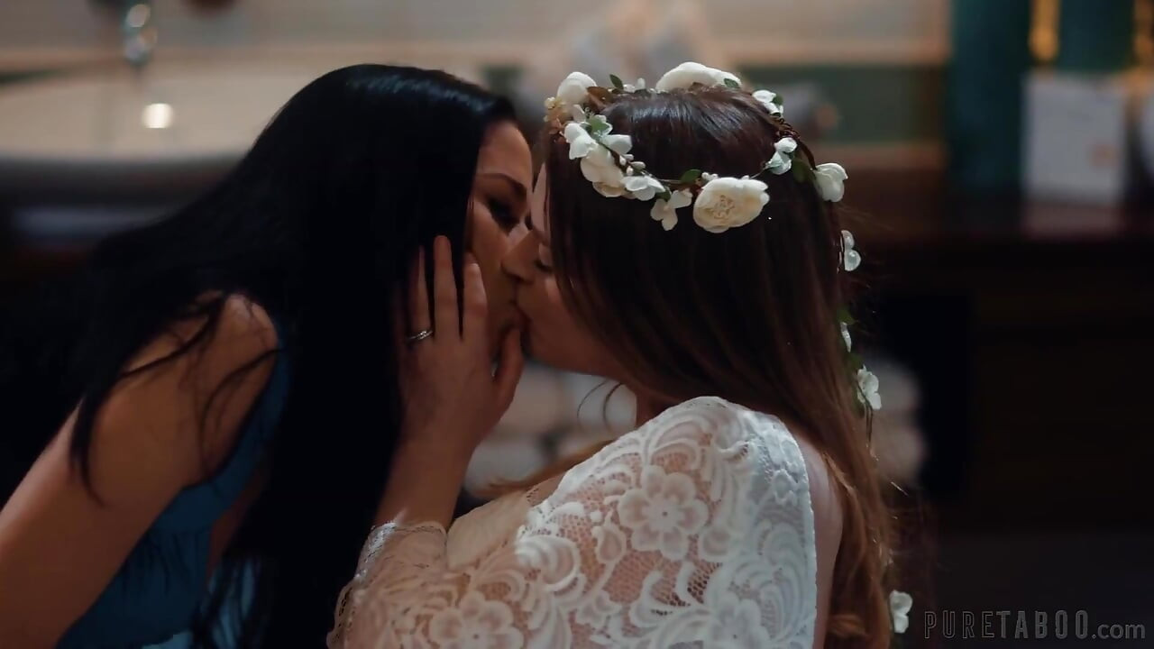 Saf tabu gelin bunny colby'nin bastırılmış lezbiyen arzuları üvey kız kardeş Alex Coal tarafından perişan ediliyor