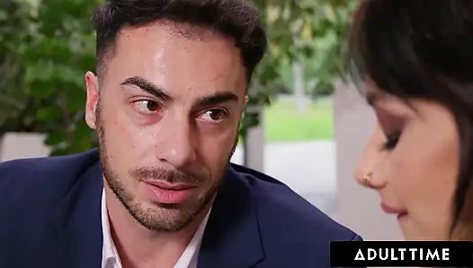 ADULT TIME - hırslı Veronica Leal patronuyla ilişkide yakalandı! Takım toplantısı sırasında sikiliyor