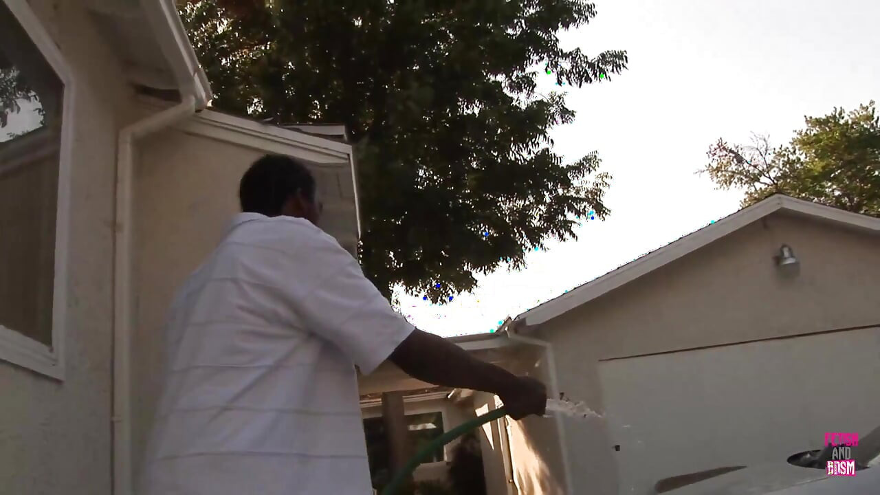 Sjajna cura s velikim sisama i guzom puši kurčeve i dobiva lizanje pičke