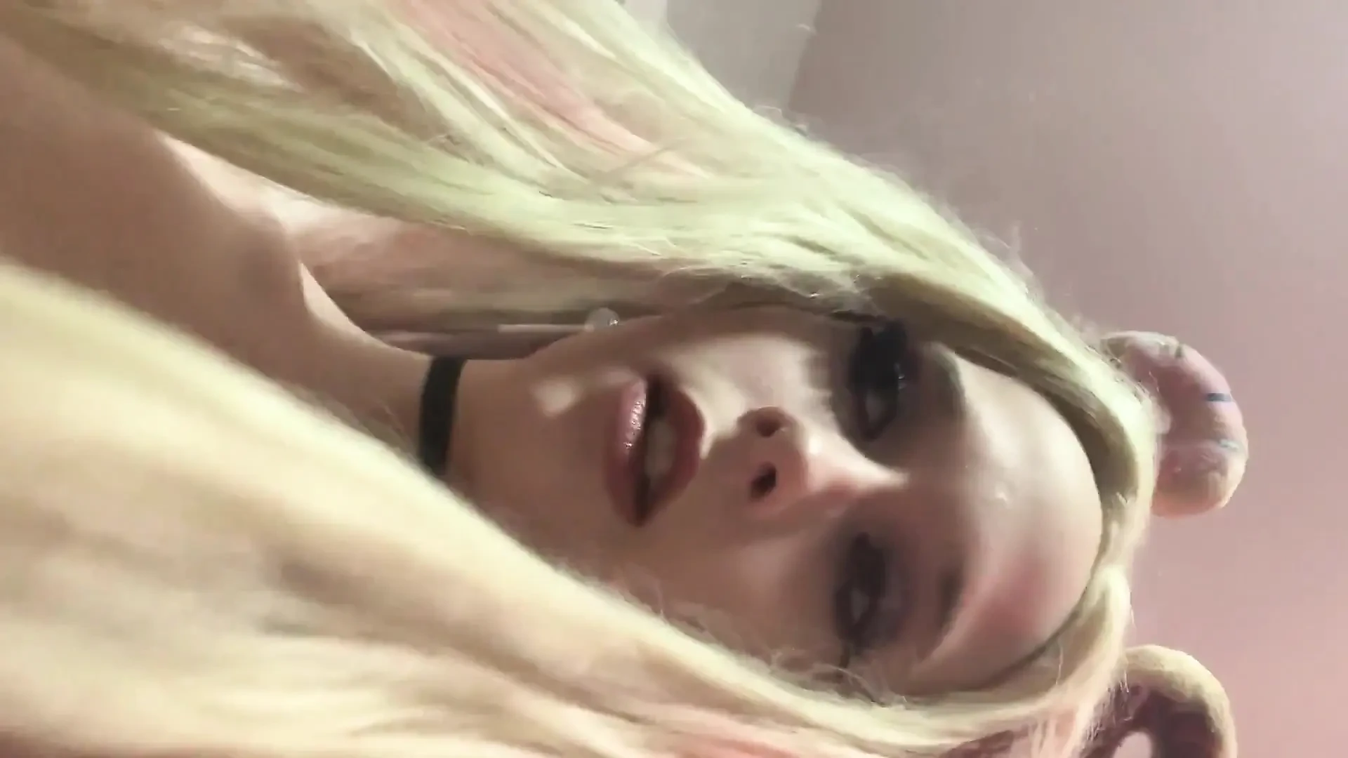 Des sous-vêtements sexy et de la lingerie montrent leur chatte