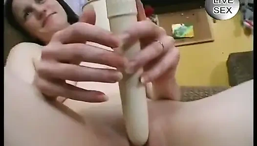 Solo-brünette schlampe spielt beim casting mit muschi