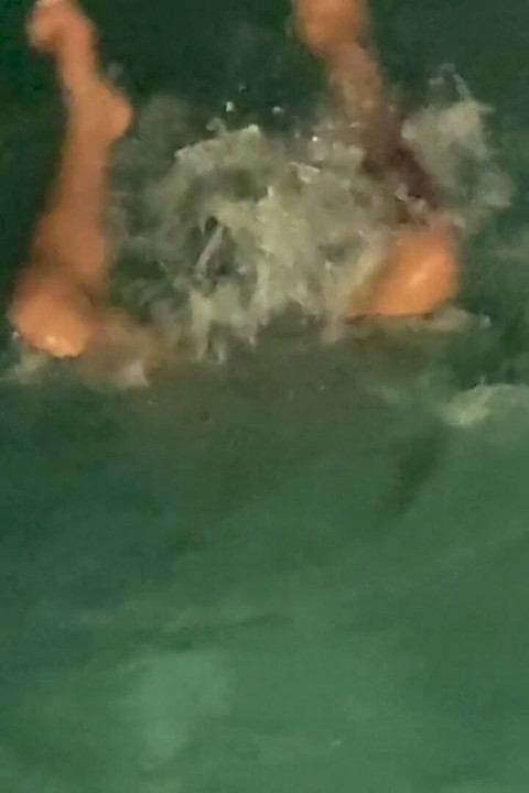 Garota da ilha pelada nadando no oceano
