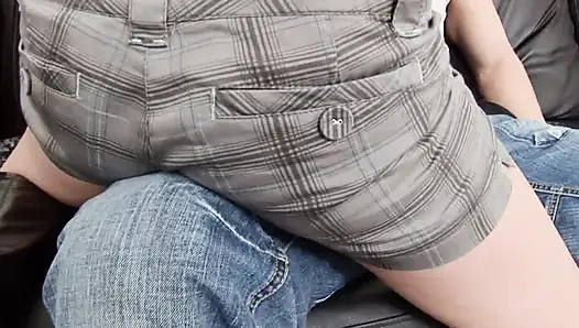 Tätowierte brünette auf ihren arsch bespritzt