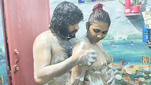 Romansa mandi dengan pekerjaan tangan dan kontol menggosok penis di pantat