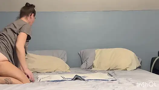 Şişman yarağına biniyor ve boşalıyor ve adam götünü sert sikiyor ve göt deliğini esnetiyor ve döl sızdırıyor!