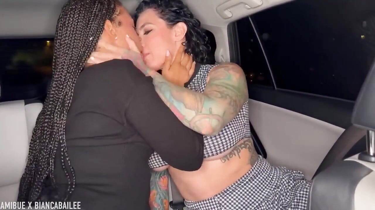Žhavý lesbický sex v Uberu doma po párty se sexy přítelkyní Ami Bue