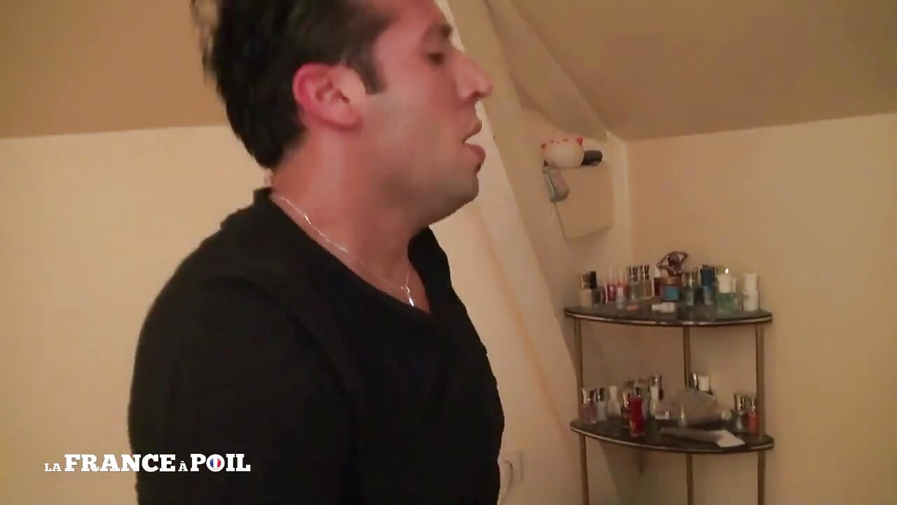 Dzieli swoją młodą arabską dziewczynę, by ją wydymać w trójkącie