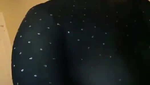 Ayah tiriku pindah bersama kami dan tengah malam kami bersenang-senang