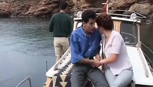 Ахмет и Сельма трахаются на улице на турецкой лодке