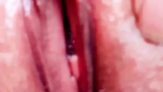 Возбужденная зрелая блондинка приседает, раздвигает и показывает внутреннюю часть ее пизды.