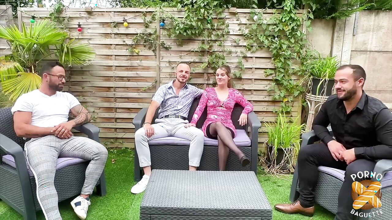 Kat in mini, mooi meisje, wil twee pikken om haar te neuken