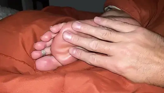 Sinsi stepnephew stepaunt'un seksi uykulu ayaklarını yalıyor ve tapıyor - rol yapma