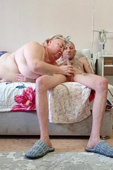 자지를 빨고 얼굴에 뜨거운 정액을 받는 새엄마