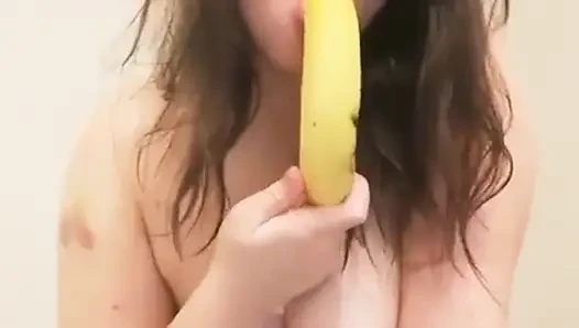 Muz emiyor ve mastürbasyon yapıyor