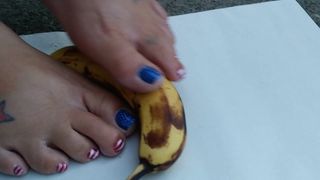 Pés descalços com banana com pés
