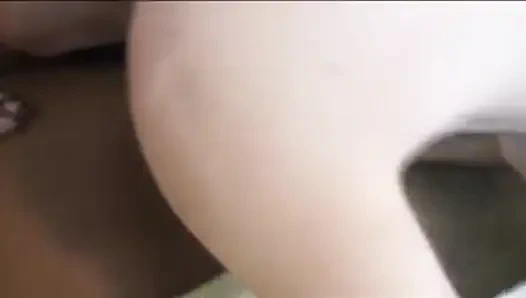 Vollbusiges ebenholz-schätzchen wird von einem weißen hengst auf dem Sofa genagelt