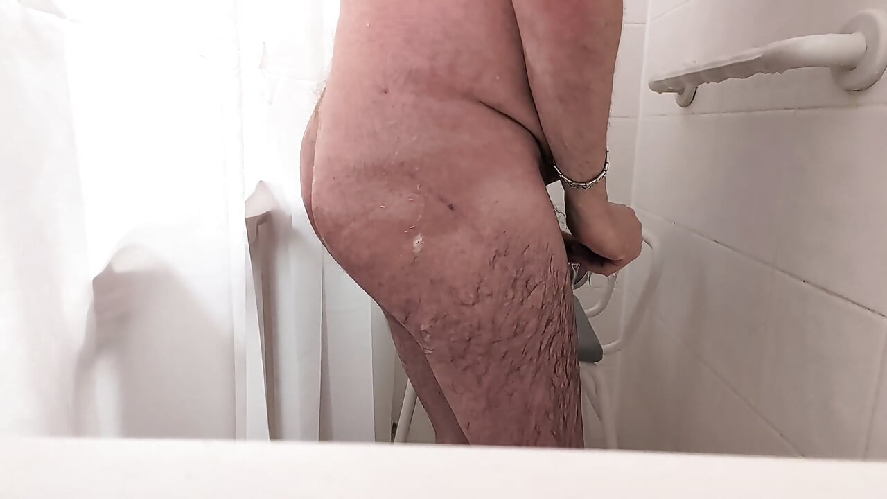 Saya menunjukkan tubuh saya semasa mandi