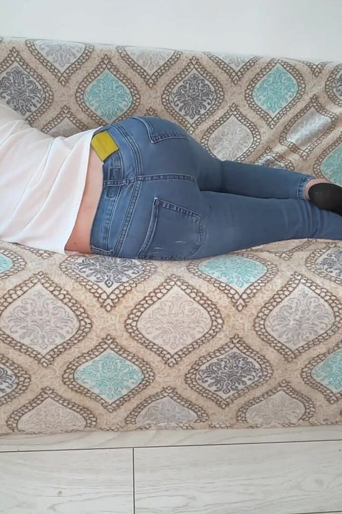 Stinky Farting Queen in Tight Blue Jeans