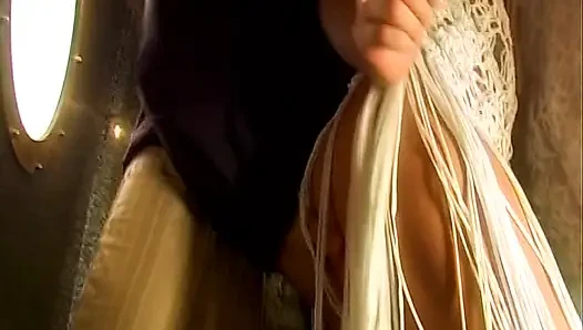 Olgun esmer ıslak anal seansında genişliyor