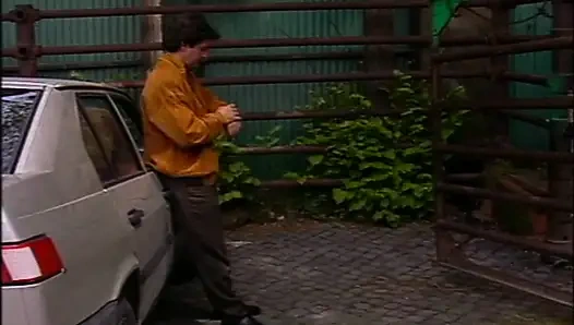 Emmeyi seven ateşli orta yaşlı seksi kadın için İtalyan klasik sikişi