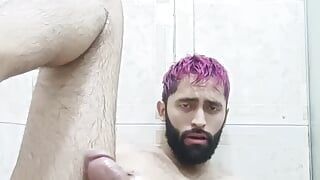Großer schwanz, latino camilo brown mit Öl und einem vibrator in der dusche, um sich einen intensiven prostata-orgasmus zu geben
