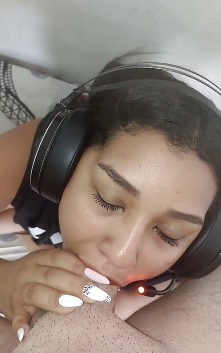 משחק פלייסטיישן בזמן שהחבר שלי מקליט אותי