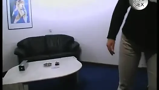 Olgun esmer fahişe parmaklanıp ağzını siktirmeden önce amcık oynuyor