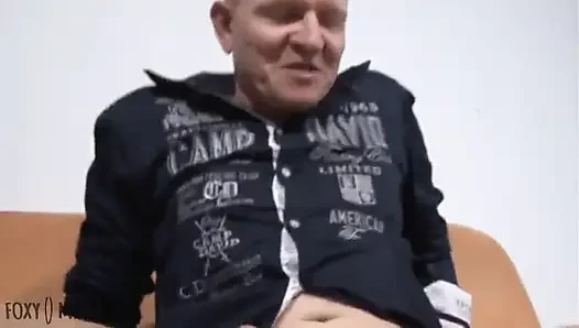 Два лучших друга играют с членом
