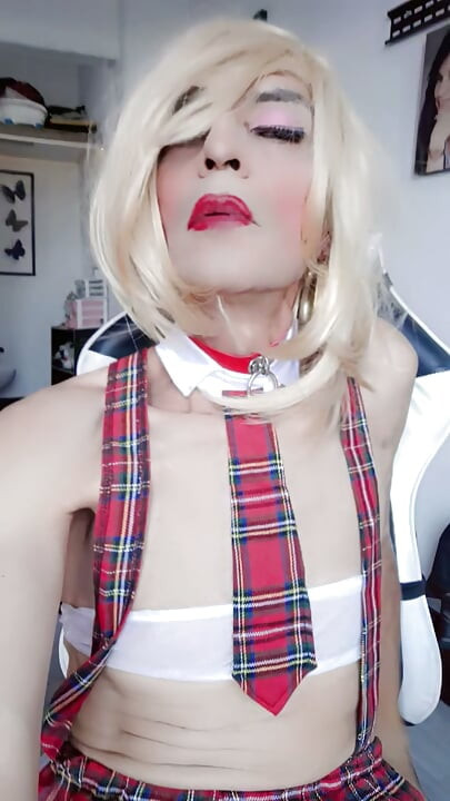 Closeted shemale comes for pussy