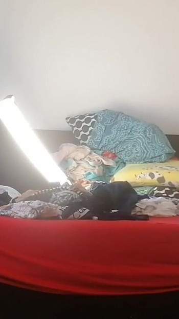 Uzbudljiv trenutak iz "Amaterska žena gola radi kućanske poslove. MILF s dlakavom pičkom, velikom guzicom."