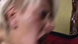 Une femme mature sexy se fait baiser par une grosse bite noire