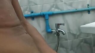 Me masturbo con ketamine en el baño de un hostal