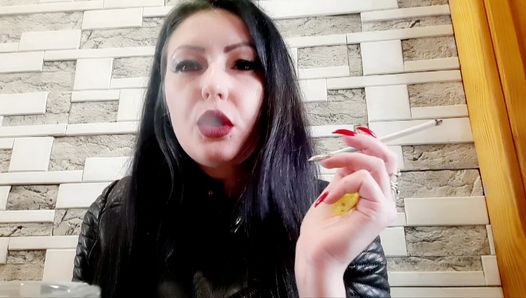 Fumar fetiche de la hermosa dominatrix.