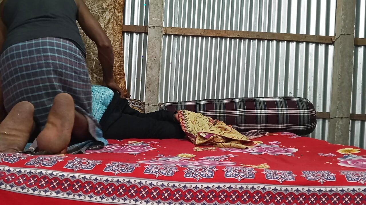 初めての一人のセクシーな動画を持つセクシーなおばさん